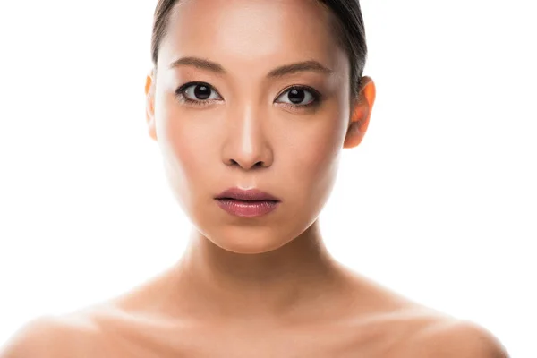 Attraente bruna asiatico ragazza con pulito faccia isolato su bianco — Foto stock