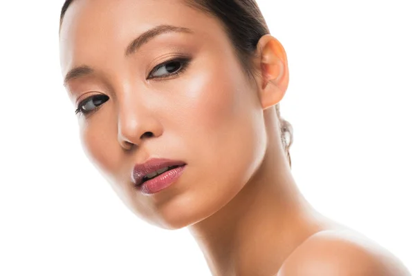 Bella giovane donna asiatica con pelle perfetta, isolato su bianco — Foto stock