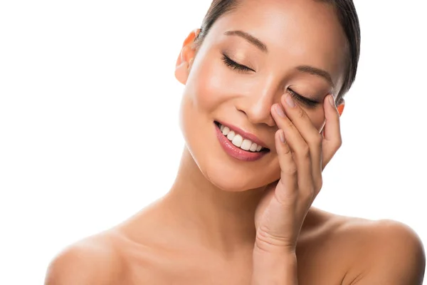 Tendre souriant asiatique fille avec parfait peau, isolé sur blanc — Photo de stock