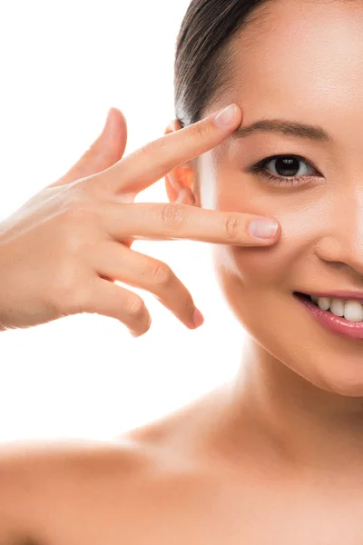 Lächelnde asiatische Mädchen mit perfekter Haut gestikulieren isoliert auf weiß — Stockfoto