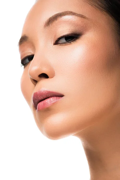 Attrayant asiatique femme avec parfait peau, isolé sur blanc — Photo de stock