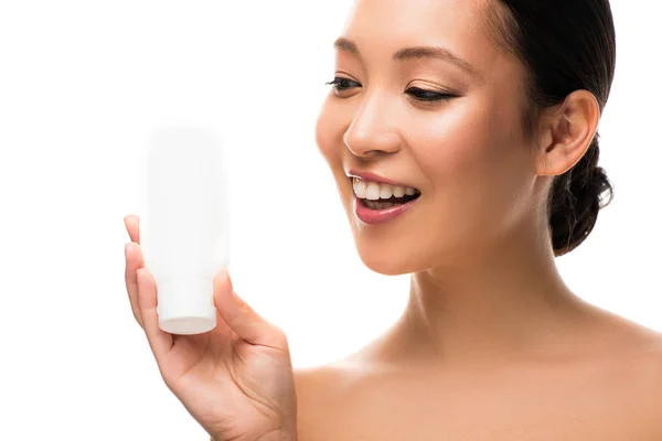 Mujer asiática feliz con la botella de la loción, aislado en blanco - foto de stock