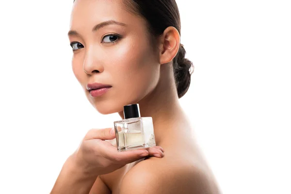 Attrayant asiatique fille tenant bouteille de parfum, isolé sur blanc — Photo de stock