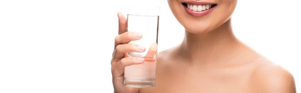 Abgeschnittene Ansicht eines lächelnden Mädchens mit einem Glas Wasser, isoliert auf weiß — Stockfoto