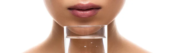 Vista cortada pf mulher segurando vidro de água, isolado em branco — Fotografia de Stock