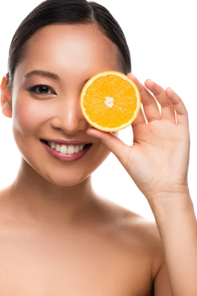 Приваблива азіатська жінка тримає апельсин, ізольована на білому — стокове фото