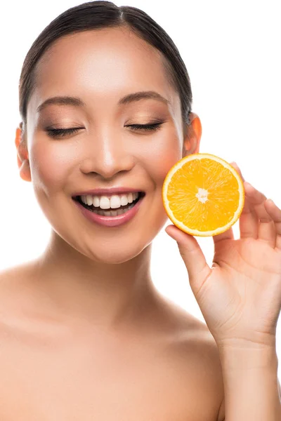 Attraente sorridente asiatico donna holding arancio, isolato su bianco — Foto stock