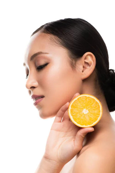 Hermosa asiático chica holding naranja, aislado en blanco - foto de stock