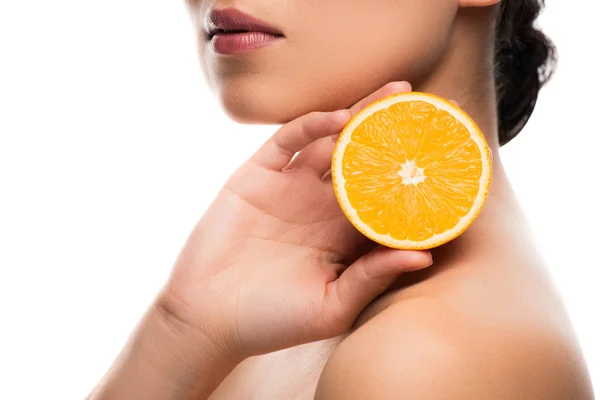 Vista recortada de la mujer sosteniendo naranja, aislado en blanco - foto de stock