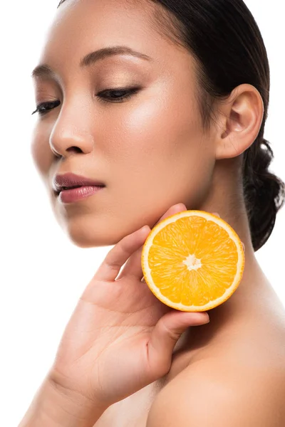 Hermosa mujer asiática sosteniendo naranja, aislado en blanco - foto de stock