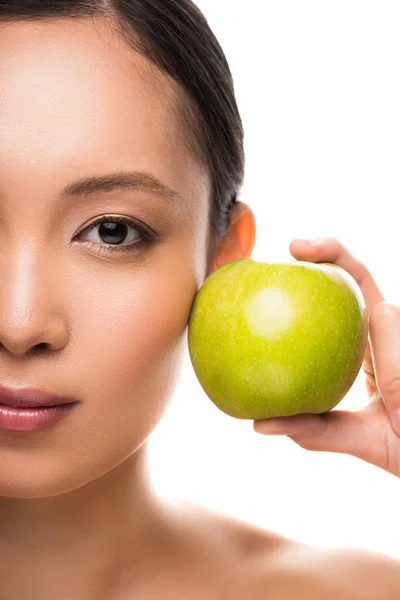 Atractiva mujer asiática sosteniendo manzana verde, aislado en blanco - foto de stock