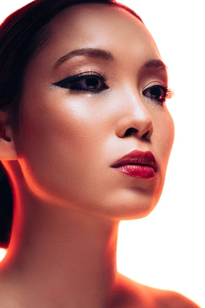 Perfeito asiático mulher com maquiagem no vermelho luz, isolado no branco — Fotografia de Stock