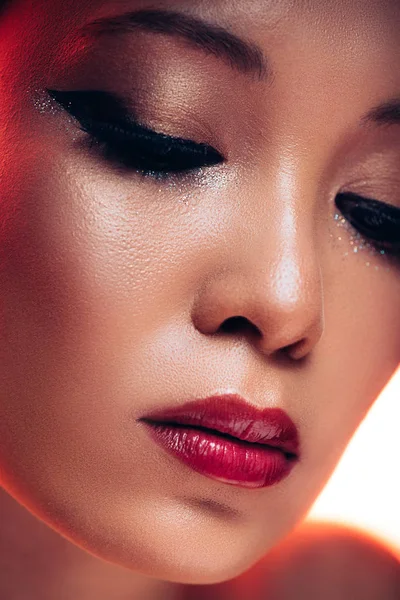 Atraente asiático jovem mulher com maquiagem no vermelho luz — Fotografia de Stock