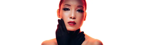 Belle fille asiatique en gants noirs avec maquillage en lumière rouge, isolé sur blanc — Photo de stock