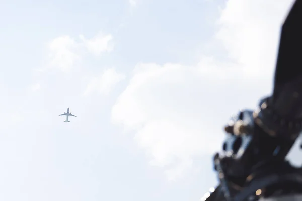 Bottom view of plane flying in cloudy sky during daytime — Stock Photo