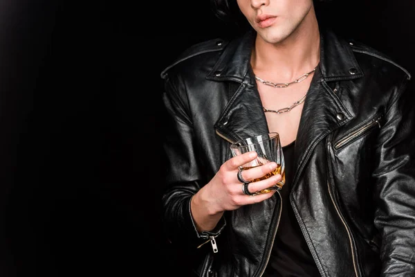 Vista recortada del hombre sosteniendo vaso de whisky aislado en negro - foto de stock