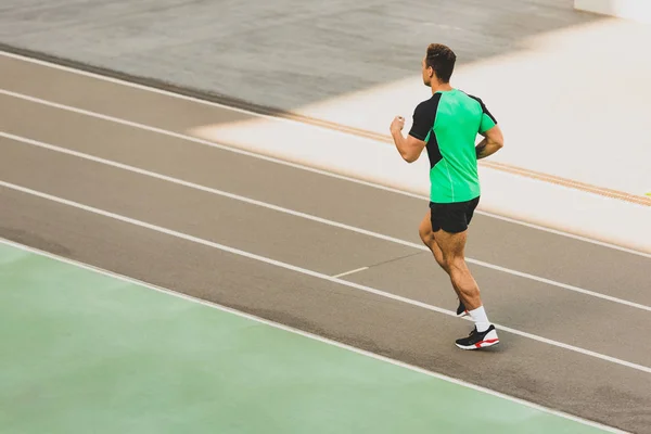 Повний вигляд змішаної гонки спортсмен біжить на стадіоні — стокове фото