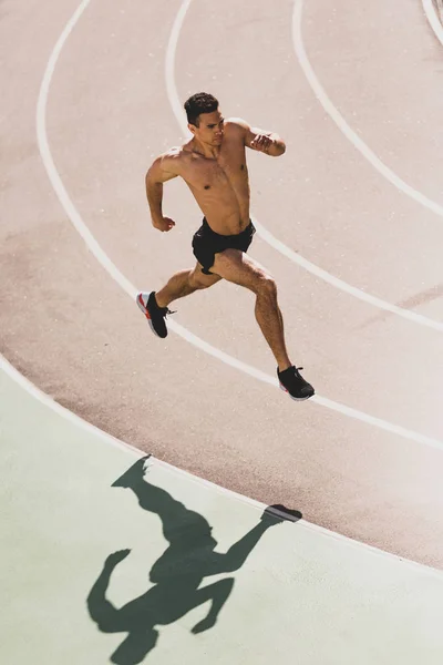 Vista aérea del deportista de carrera mixta corriendo en el estadio - foto de stock