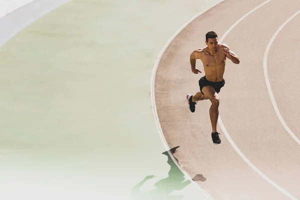 Vue complète du sportif de course mixte qui court au stade — Photo de stock