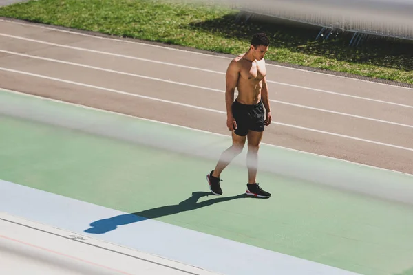 Vue complète du sportif de course mixte debout au stade — Photo de stock