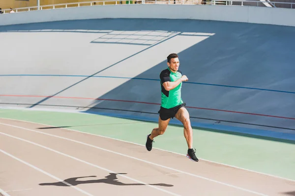 Vue complète du sportif de course mixte qui court au stade — Photo de stock