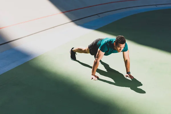 Змішана гонка спортсмен натискає на стадіоні в легкому місці — стокове фото