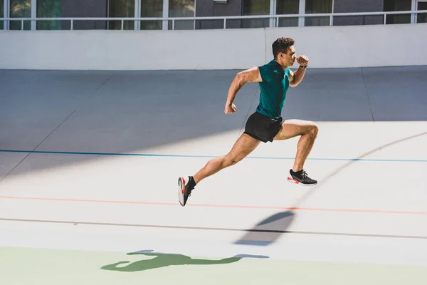 Vue latérale du sprint sportif mixte au stade — Photo de stock