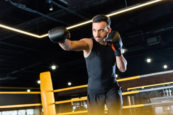 Baixo ângulo vista de belo homem barbudo boxe no ginásio — Fotografia de Stock