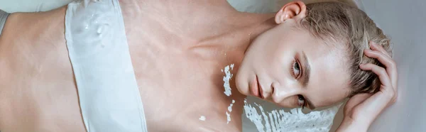 Vista superior da mulher sexy deitada em água clara na banheira, tiro panorâmico — Fotografia de Stock