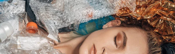 Tiro panorâmico de mulher com olhos fechados entre resíduos na banheira — Fotografia de Stock