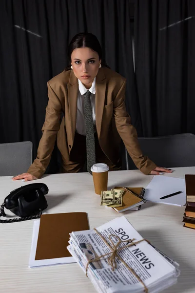 Femme d'affaires à la mode debout dans le bureau, regardant la caméra — Photo de stock