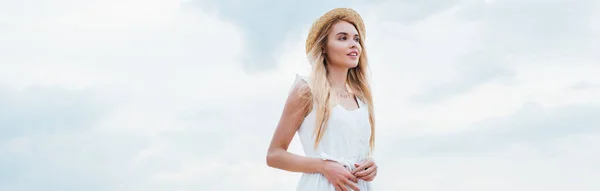 Tiro panorâmico de mulher jovem atraente em chapéu de palha e vestido branco — Fotografia de Stock