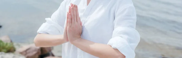 Colpo panoramico di giovane donna con le mani in preghiera — Foto stock