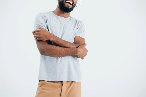 Vista ritagliata dell'uomo afroamericano che ascolta musica con cuffie, isolato su grigio — Foto stock