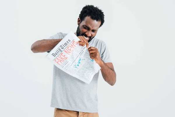 Homme afro-américain agressif avec journal avec de fausses nouvelles isolé sur gris — Photo de stock