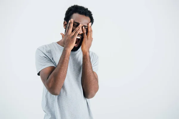 Homme afro-américain en t-shirt gris criant et pleurant isolé sur gris — Photo de stock