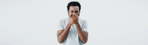 Emotivo uomo afroamericano in t-shirt grigia chiusura bocca isolata su grigio — Foto stock