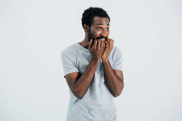 Переляканий афроамериканський чоловік у сірій футболці, ізольований на сірому — стокове фото