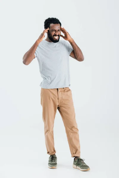 Jeune homme afro-américain ayant mal à la tête isolé sur gris — Photo de stock