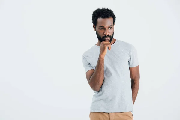 Homme afro-américain réfléchi en t-shirt gris, isolé sur gris — Photo de stock