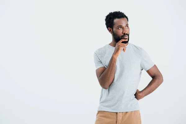 Hombre afroamericano pensativo en camiseta gris, aislado en gris - foto de stock