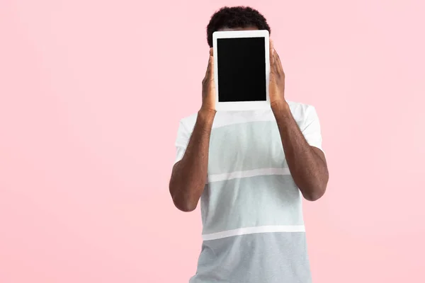 Uomo afroamericano mostrando tablet digitale con schermo bianco isolato su rosa — Foto stock