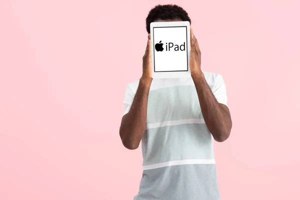 KYIV, UKRAINE - MAIO 17, 2019: homem afro-americano gritando e mostrando tablet digital com aplicativo iPad, isolado em rosa — Fotografia de Stock