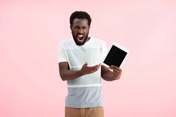 Irritado afro-americano homem gritando e mostrando tablet digital com tela em branco isolado em rosa — Fotografia de Stock