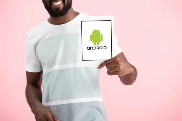 KYIV, UKRAINE - MAY 17, 2019: cropped view of african american man showing digital tablet with huawei app, isolated on pink — Stock Photo