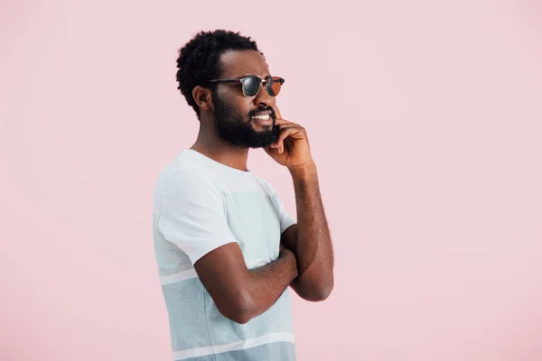 Feliz africano americano de hombre en gafas de sol, aislado en rosa - foto de stock