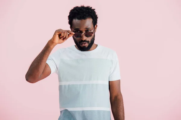 Beau jeune afro-américain de l'homme en lunettes de soleil isolé sur rose — Photo de stock