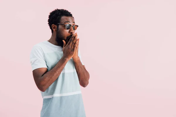 Jovem surpreso afro-americano de homem em óculos de sol, isolado em rosa — Fotografia de Stock