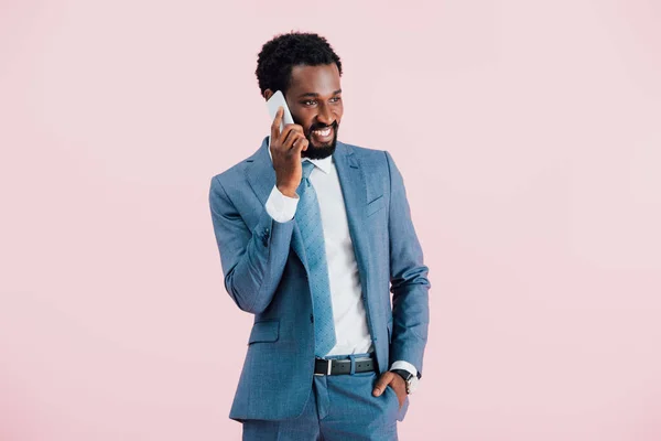 Schöner afrikanisch-amerikanischer Geschäftsmann, der auf dem Smartphone spricht, isoliert auf rosa — Stockfoto