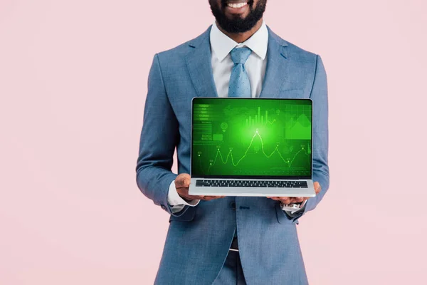 Vue recadrée d'un homme d'affaires afro-américain souriant montrant un ordinateur portable avec un graphique isolé sur bleu — Photo de stock